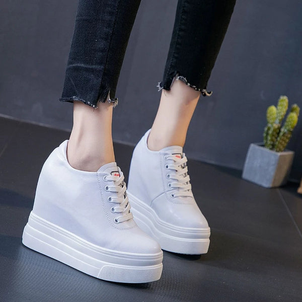 White gym sneakers women's