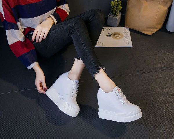 White gym sneakers women's